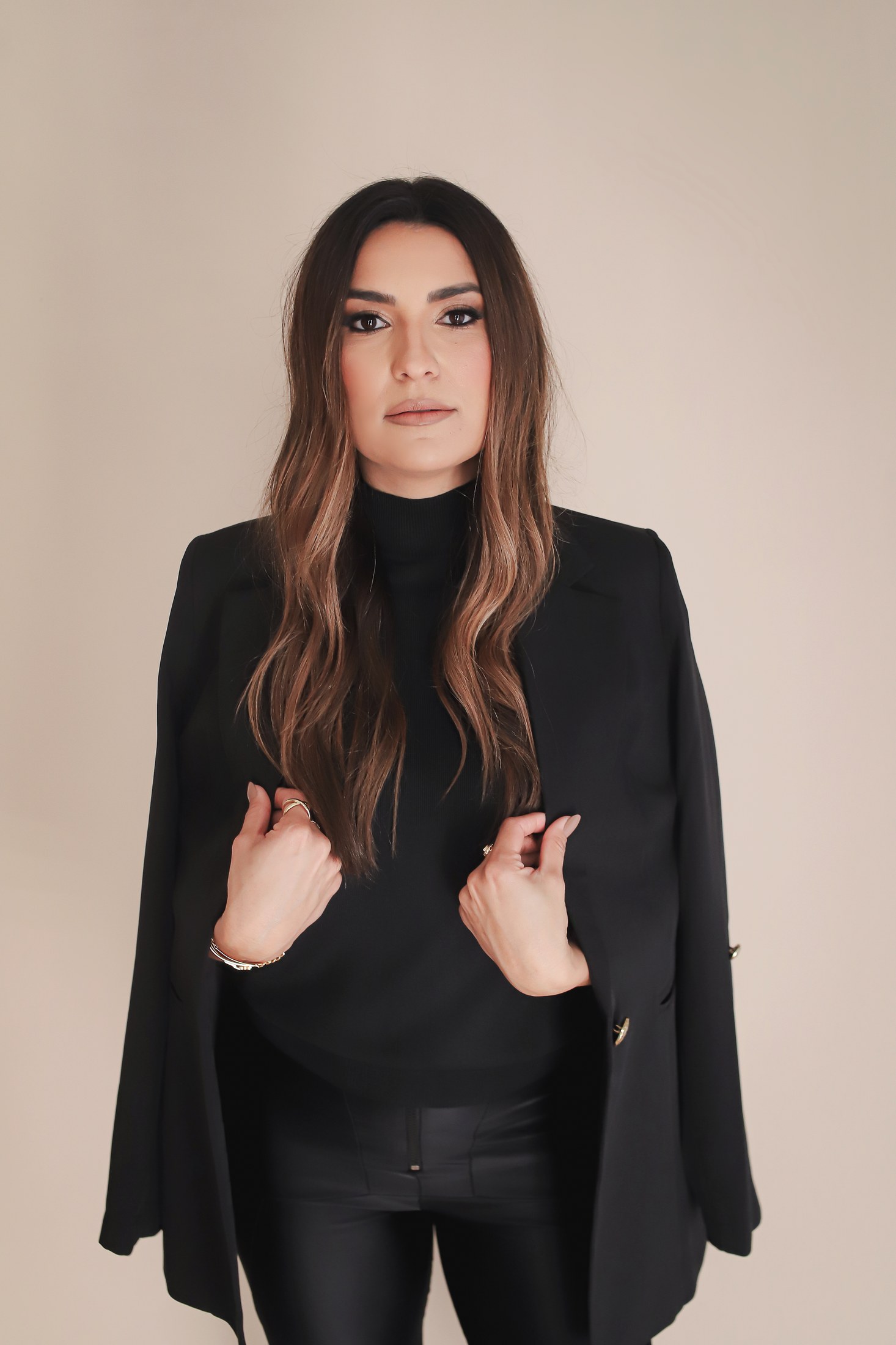 Mariella Quevedo em look preto com postura confiante