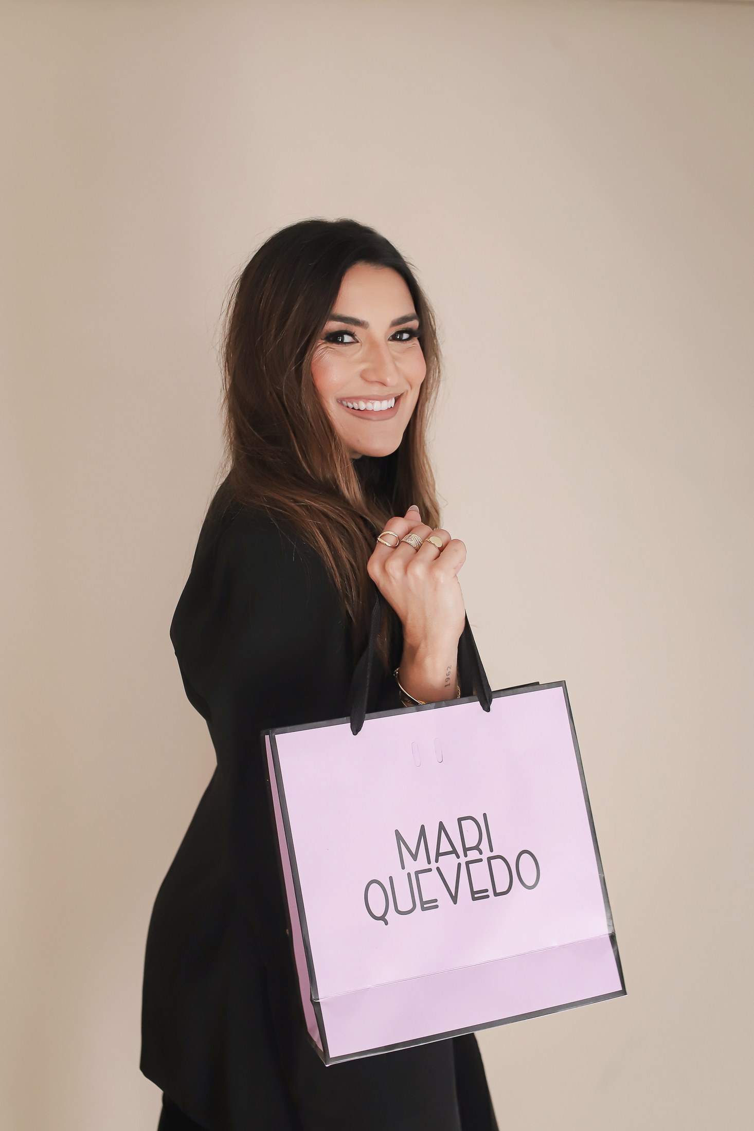 Mariella Quevedo com sacola lilás da Mari Quevedo